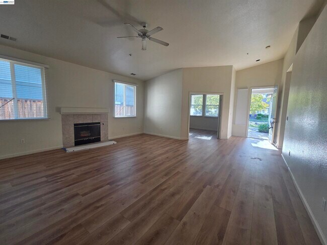 Photo - 1646 Mallard St