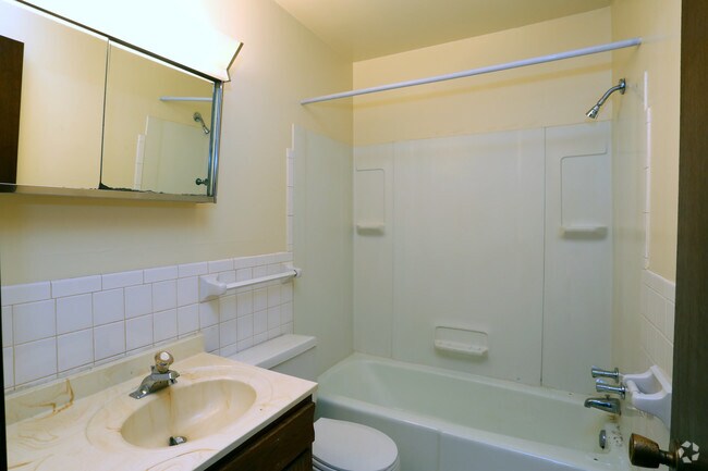 1BR, 1BA - 725SF - Bathroom