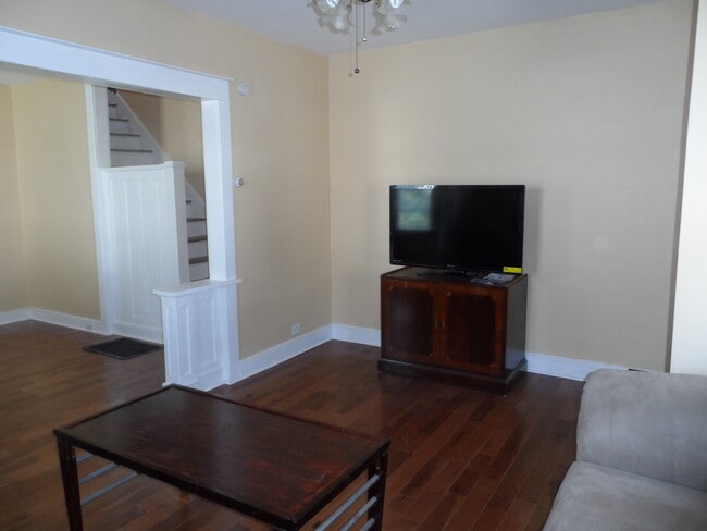Sala de estar con vista a las escaleras - 48 Cleveland Ave
