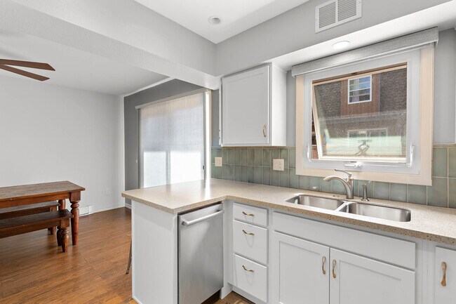 Photo - 12 E Garfield St