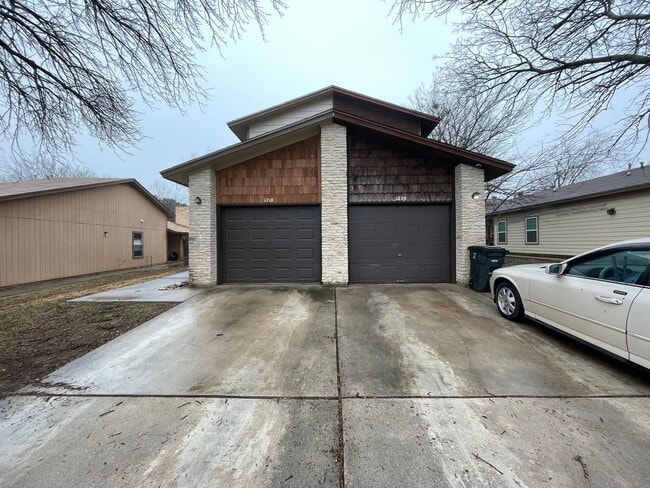 Building Photo - 1218 Royal Crest Dr