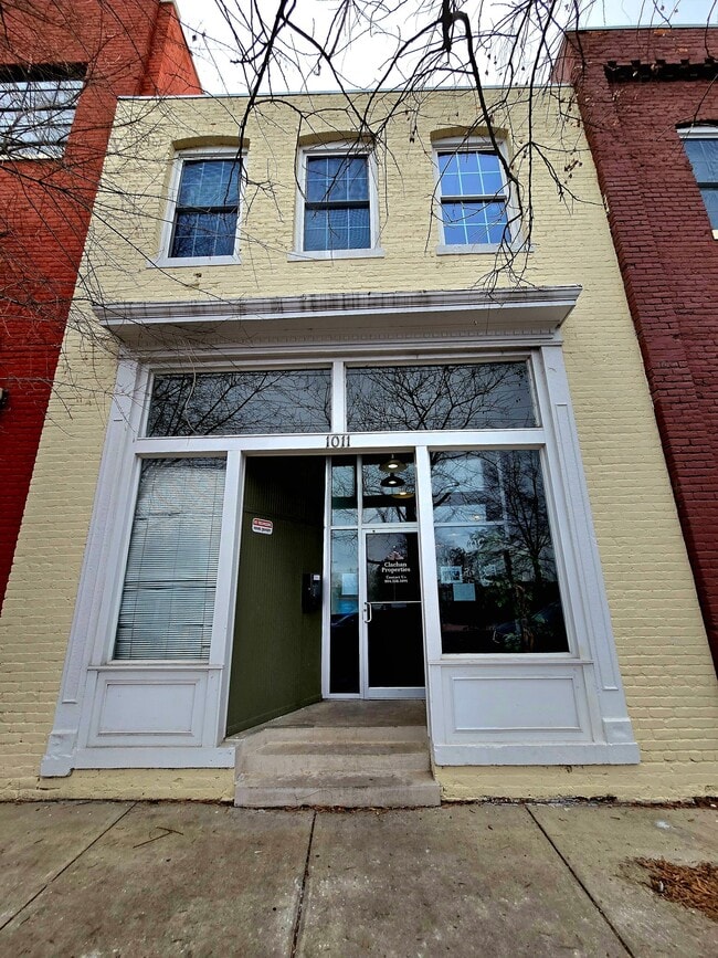 Building Photo - 1011 W Marshall St Unit 212