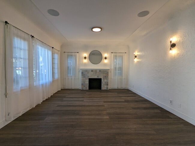 Photo - 2253 Earl Ave