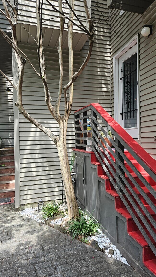 Photo - 415 W 7th St