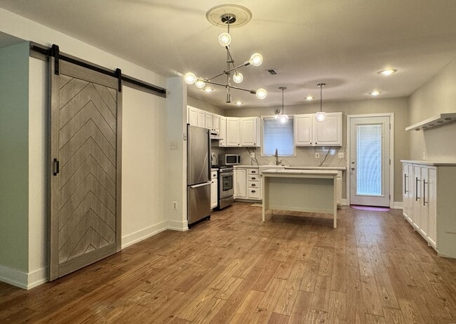 Building Photo - Spacious Passyunk Square Home with Finished Basement & Patio
