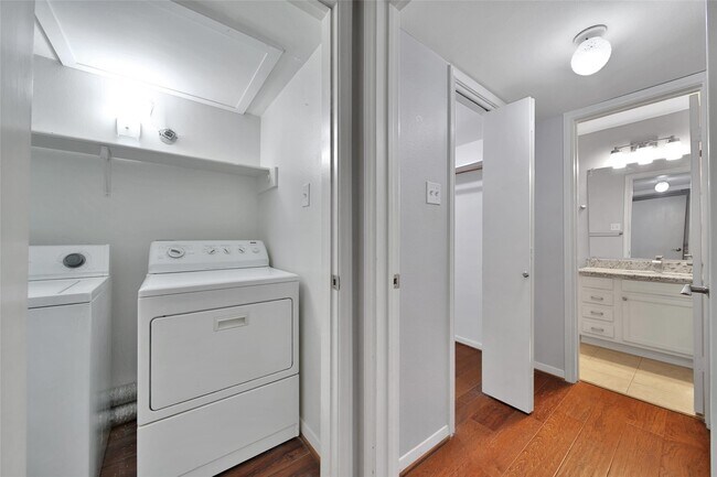 Building Photo - 3500 Tangle Brush Dr Unit 37