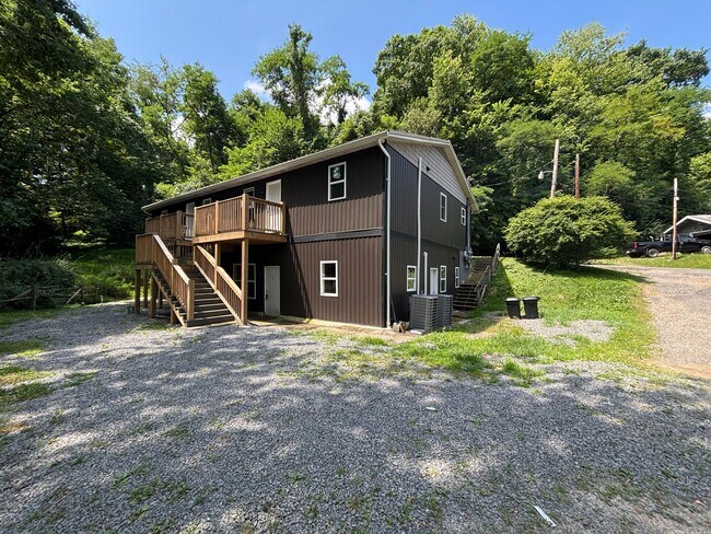 Building Photo - 3 Bed | 1 Bath | Spacious Apartment Westover WV Unit Apt C