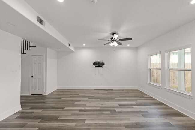 Photo - 7725 King St