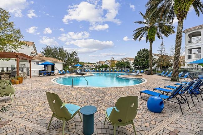 Exterior - Piscina - Halston World Gateway Apartment Homes