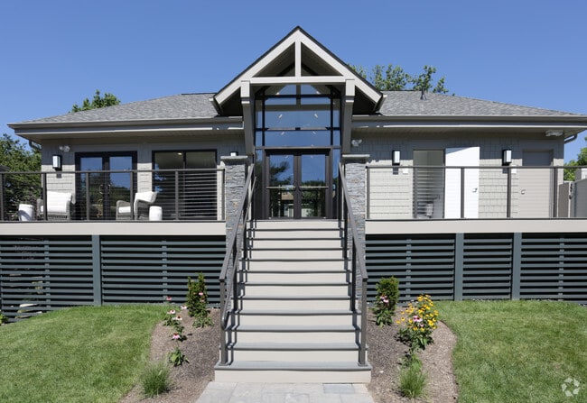 Yardley Crossing Luxury Apt and Townhomes