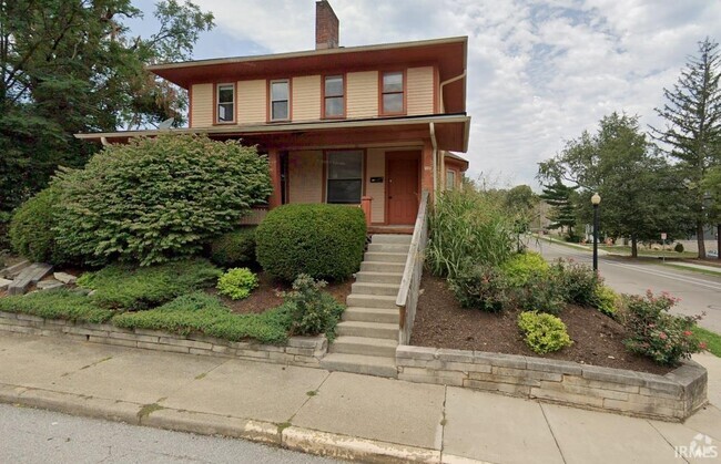 Building Photo - 221 E 9th St Rental