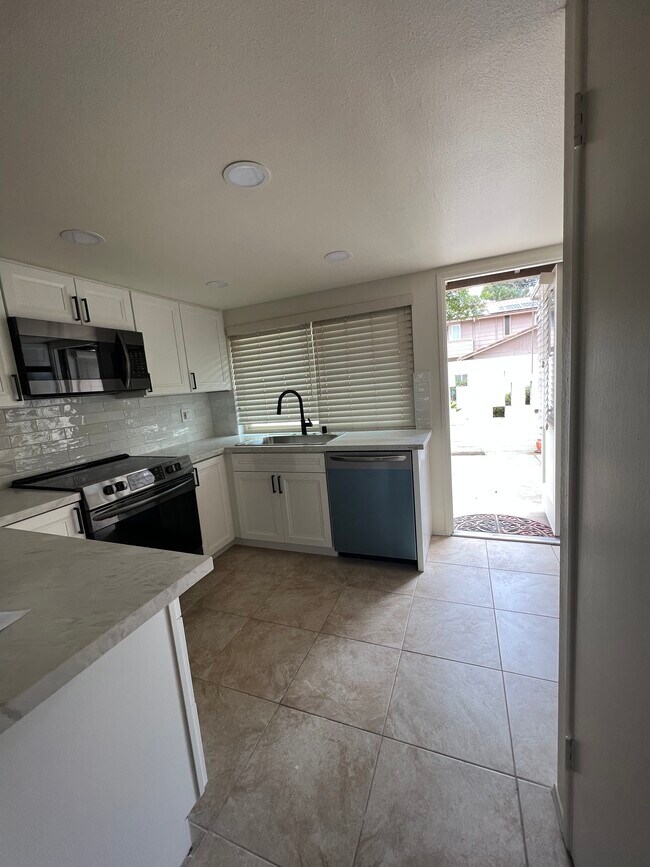 New renovated kitchen - 600 Sheffield Ct Townhome