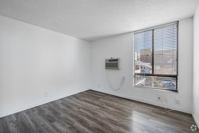 1BR, 1BA - 650SF - Bedroom