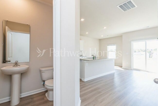 Photo - 102 N Sina St