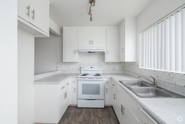 1BR, 1BA - 594SF
