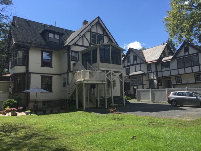 Parte trasera de la propiedad, entrada de inquilinos - 175 N Lansdowne Ave Unidad 3rd floor