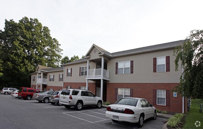 Robin's Nest Apartments - Rand Powell Apartments