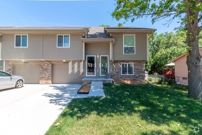 Building Photo - Beautiful Duplex Rental
