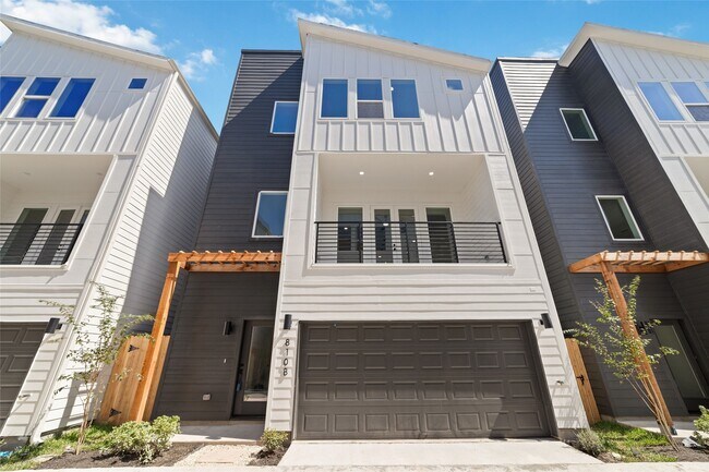 Building Photo - 810 Elkhart St