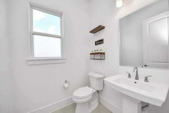 Building Photo - 10235 Forest Lake Dr