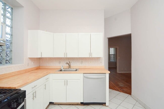 Building Photo - 2216 W Belmont Ave Unit J08P