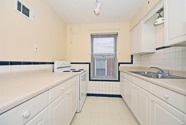 Photo - 6933 Chippewa St Unit 2W