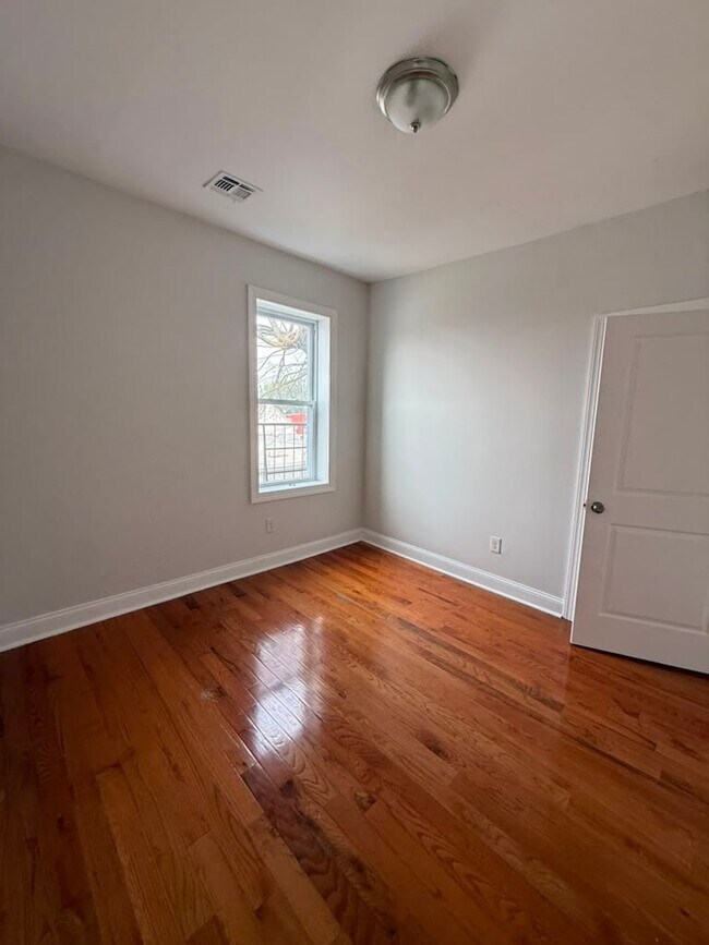Photo - 162 Bergen Ave Unidad 4B
