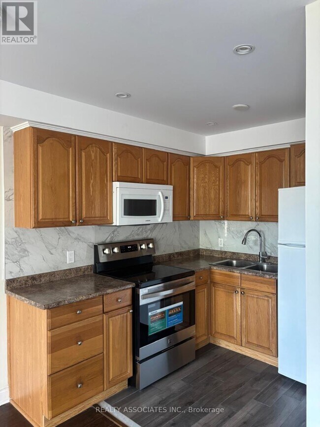 Photo - 1389 Danforth Ave