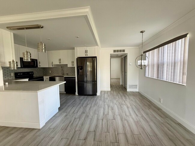 Building Photo - 675 Brittany Park