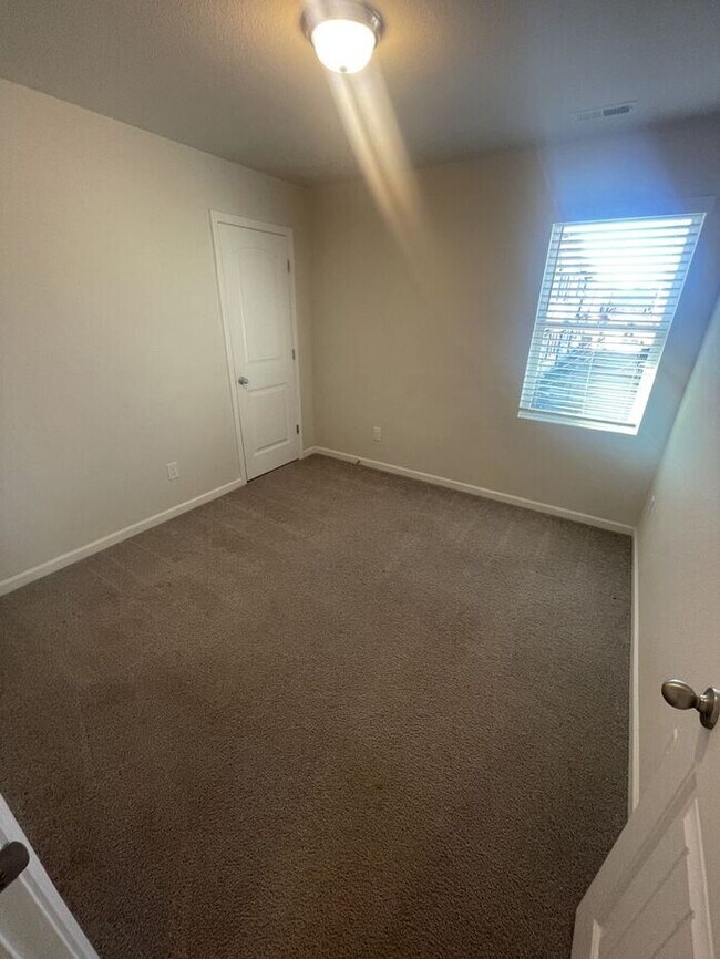 Photo - 3 Bedroom 2.5 Bathroom Townhome!