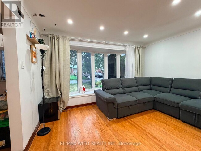 Photo - 1254 Treeland St