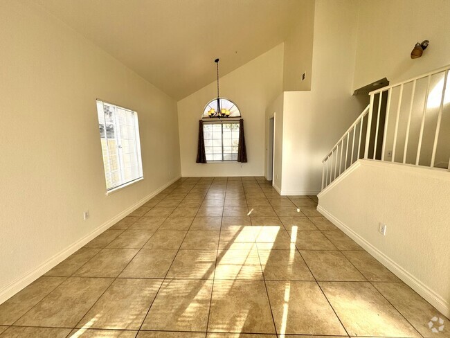 Building Photo - Spacious 3 Bedroom Home available in Fontana!