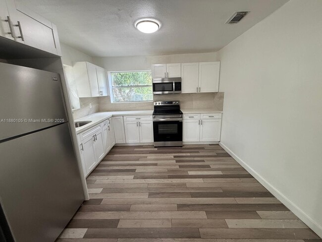 Building Photo - 2813 Dewey St Unit A Rental