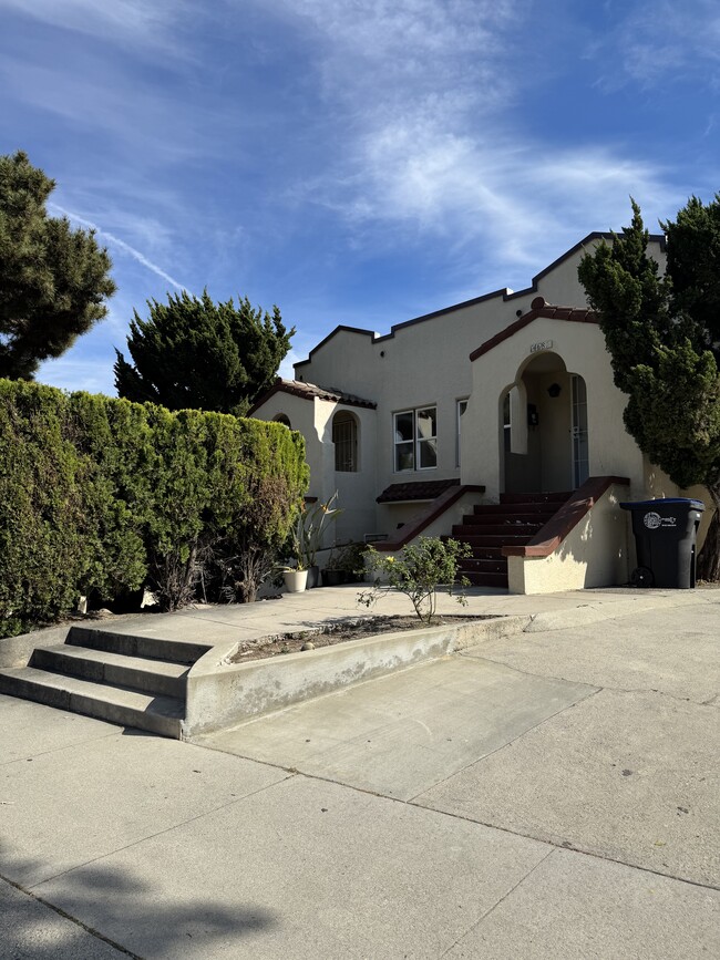 Building Photo - 1468 E Chevy Chase Dr Unit 1468