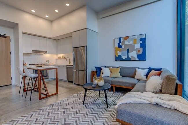 Building Photo - Luxury Studio near Salt and Straw! Only $1...