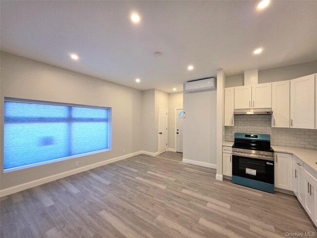 Photo - 143 Jericho Tpke Unit APT A