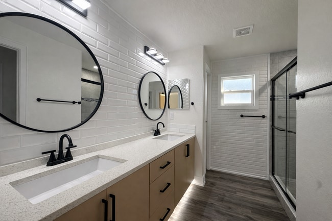 Photo - Charming 3-Bed Oasis with Granite Elegance on Pentas Lane!