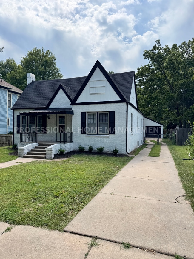 Building Photo - Charming 2-Bedroom, 1-Bath Home with Finis...