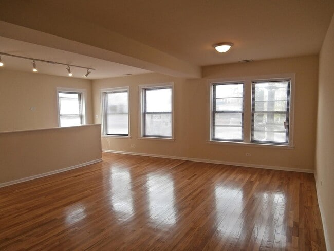 2803 W Lawrence Ave