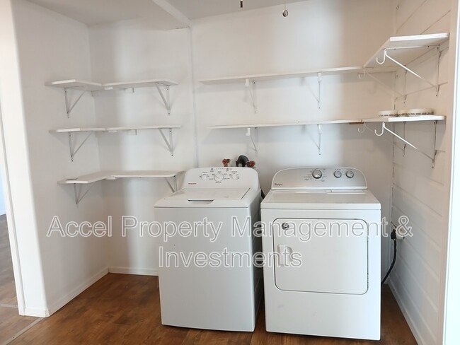 1112 E Van Week St