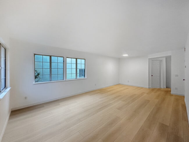 Living/Dining Room - 727 E Tujunga Ave Unit A