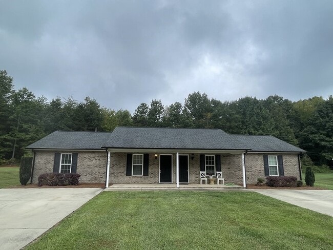 Building Photo - This 2 BR, 1 BA Duplex for rent in a super... Rental