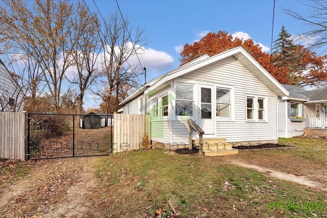 Building Photo - GORGEOUS STUNNING 1 Bed single family home!