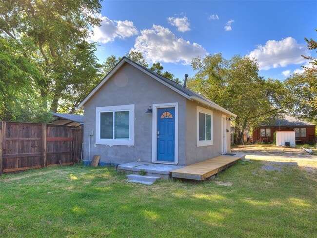 Building Photo - 217 E Daws St