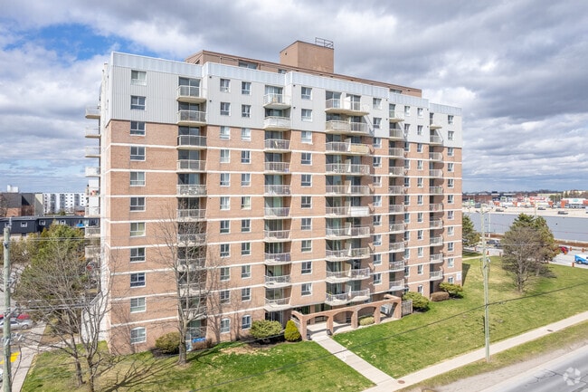 Building Photo - The Overlook