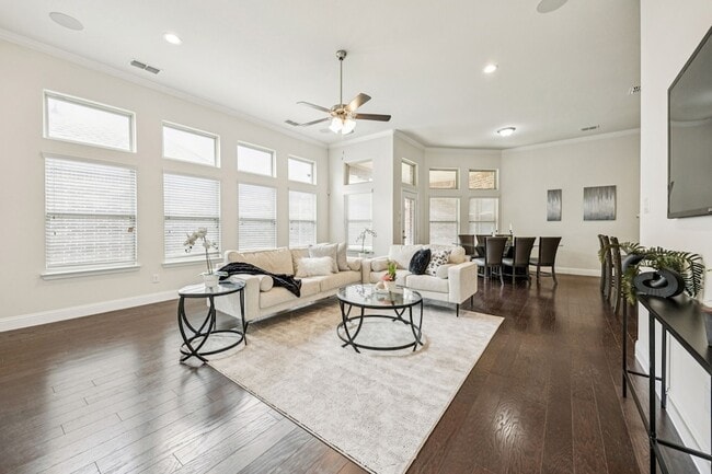 Building Photo - 913 Parkside Dr Rental