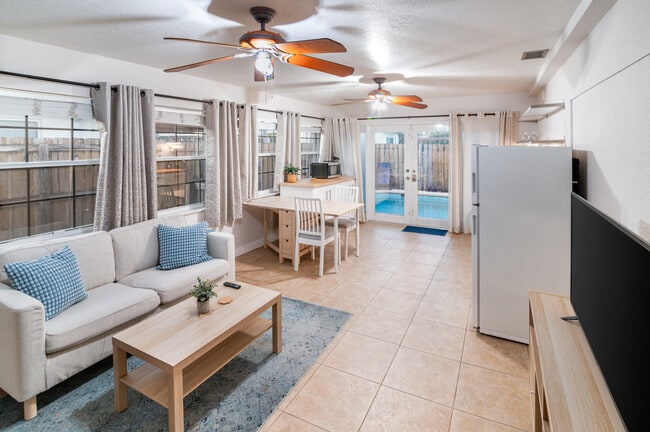 Building Photo - 2513 SW 34th Ave Unit Duckkey Suit