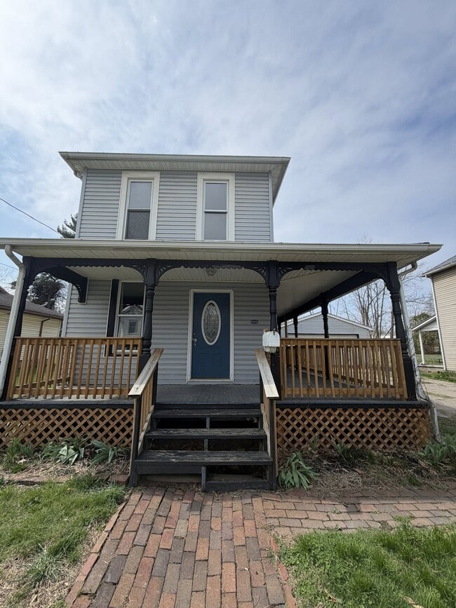 Building Photo - 1323 Lake Dr