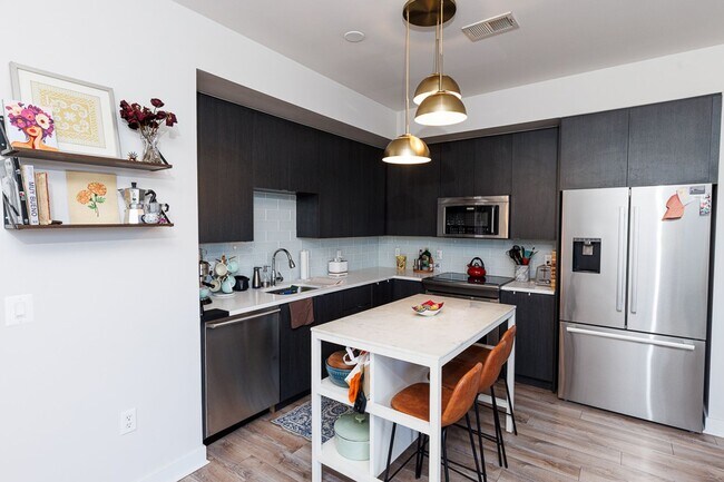 Photo - Spacious PENTHOUSE unit has it all! Light filled 1BR/1BA + DEN condo Unidad #1006