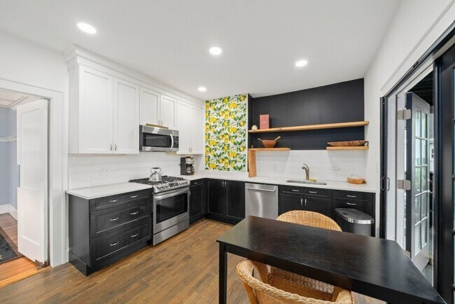 Building Photo - 923 Adams St Unit 2 Rental